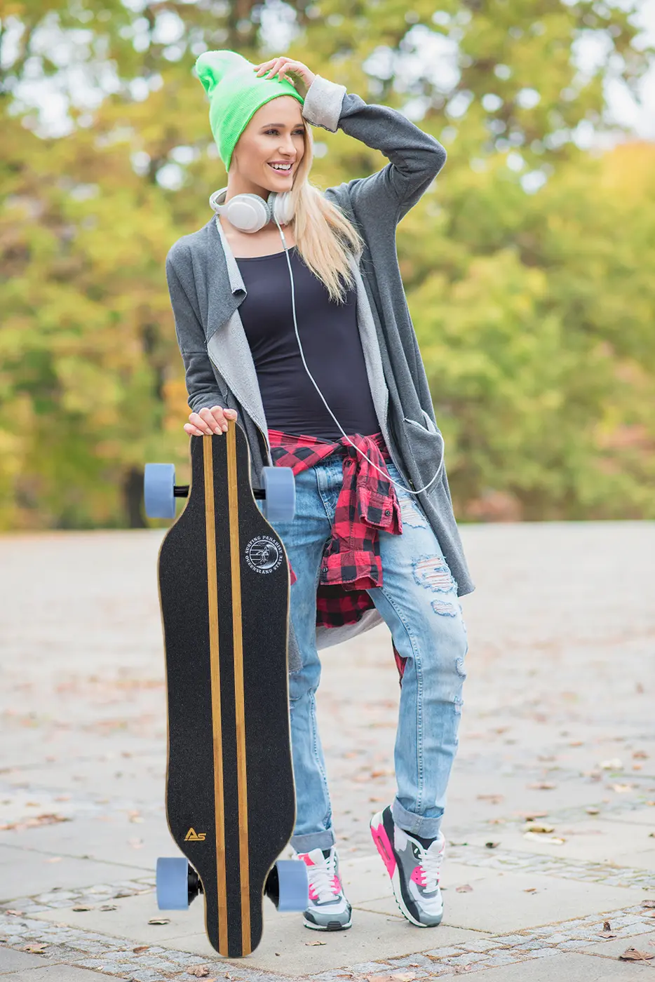 Fahrerin mit dem AsVIVA E-Longboard in der Stadt